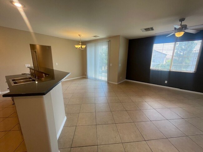 Building Photo - Upgraded 2 Bedroom Condo W/ 1 Car Garage N...