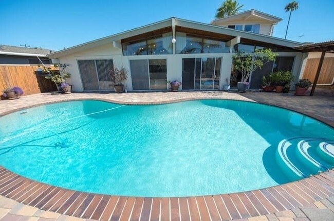 Building Photo - POOL house! BIG rooms! 8 Bedrooms (Lease o...