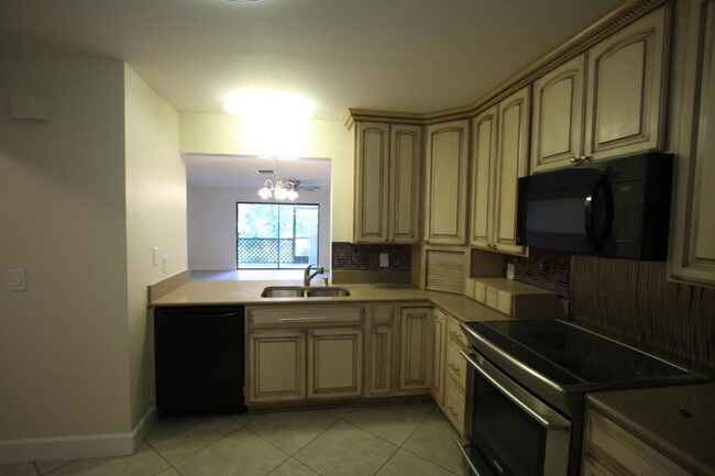 Building Photo - 1303 Lakeview Dr E