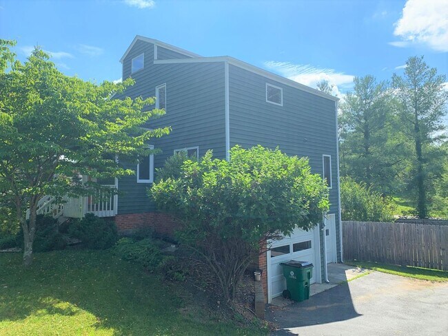 Building Photo - 1100 Cottonwood Dr