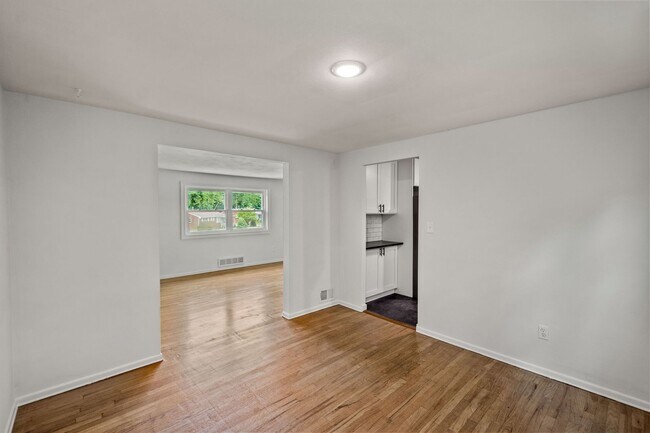 Building Photo - AVAILABLE AUGUST 1ST!! Gorgeous 3 BEDROOM ...
