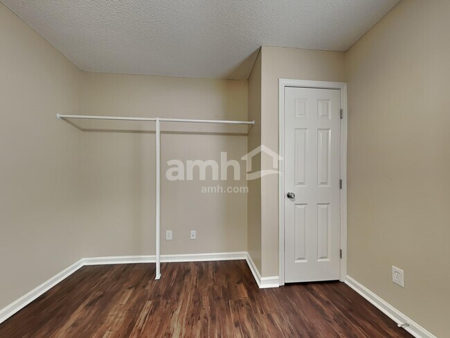 Building Photo - 112 Fox Trace