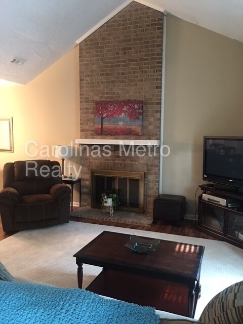 Building Photo - 2321 Oldenburg Dr