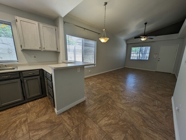 Building Photo - 2 Bedroom Condo in the Sonoma Village Comm...