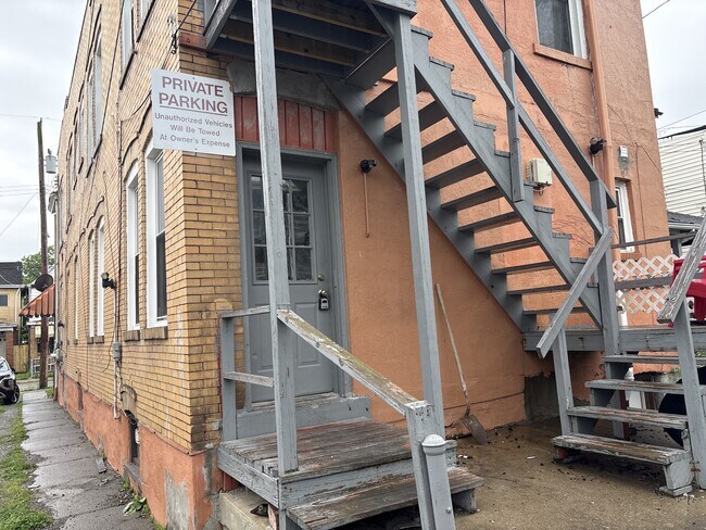 Building Photo - 712 Russellwood Ave