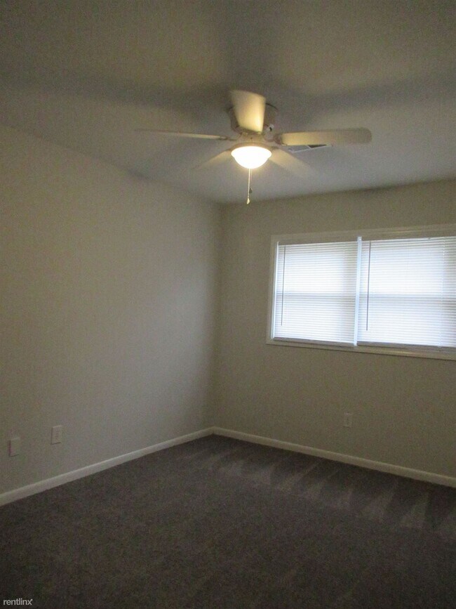 Building Photo - 2 br, 1.5 bath Townhome - 611 E 11th St Pi...