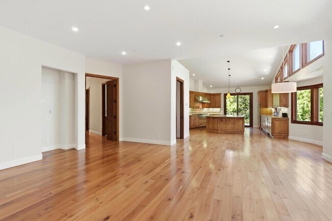 Building Photo - 3911 Pepper Tree Ct