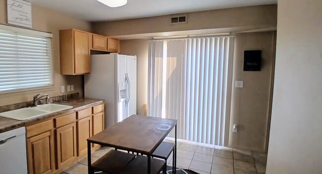 Building Photo - 672 Theresea Ct