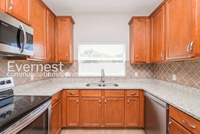 Building Photo - Limited Time Special Offer / 3 Bed/2.5 Bath Townhome with Garage / Pet-Friendly / Vouchers Accept...