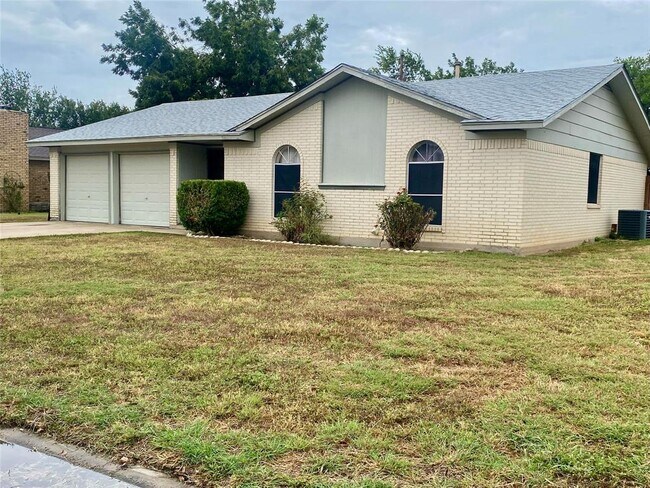 Building Photo - 1806 Sierra Dr