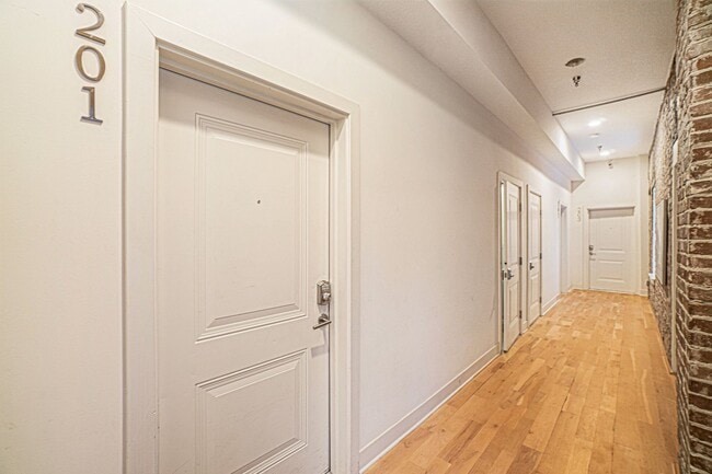 Building Photo - Modern 1 Bedroom, 1 Bath Apartment Home  Located In Historic Westport