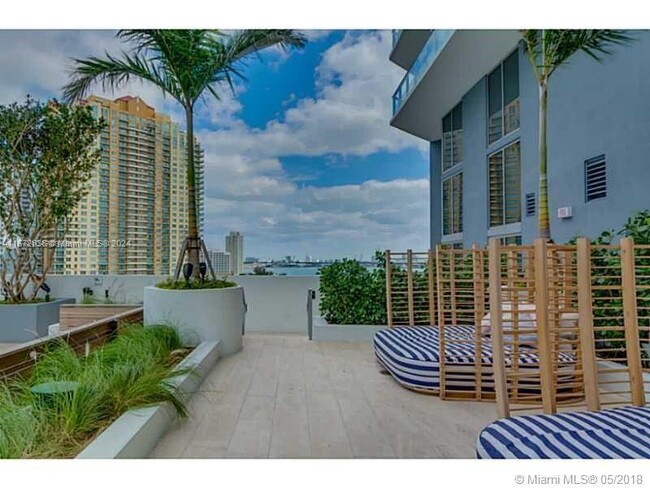 Building Photo - 1300 Brickell Bay Dr