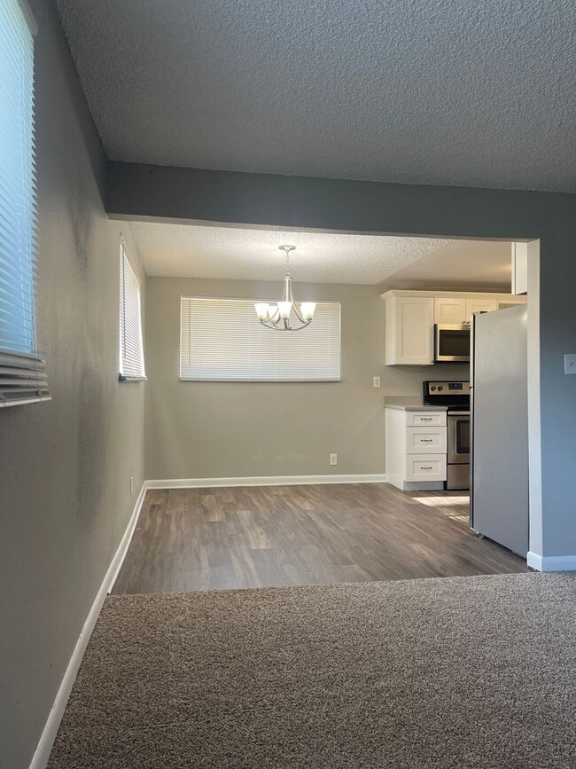 Building Photo - 3 Bedroom 2 Bathroom Condo in Applewood-Move in Ready!