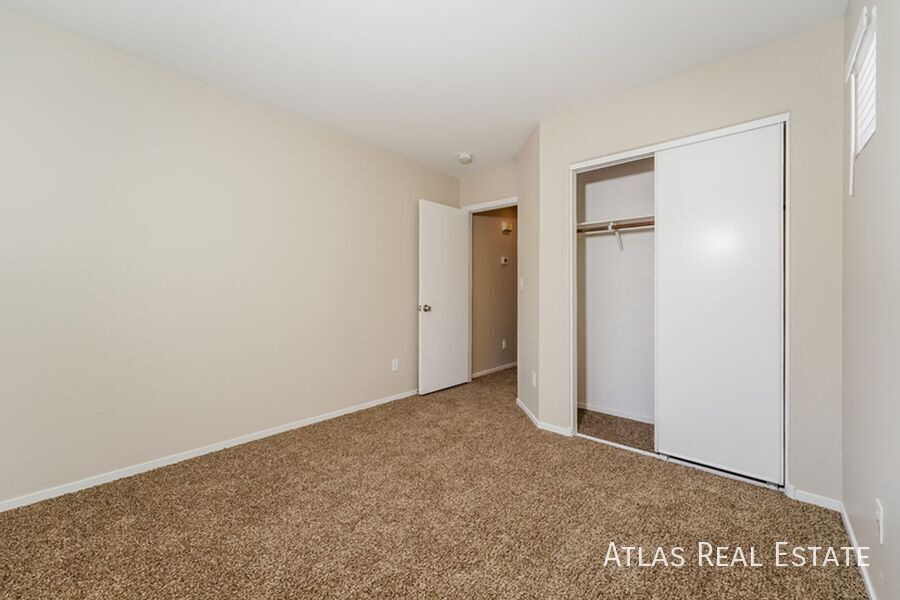 Building Photo - 617 Lava Beds Way