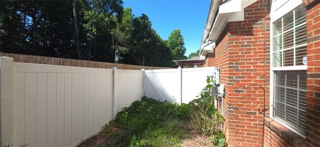 Building Photo - 1122 Treymont Ln SW