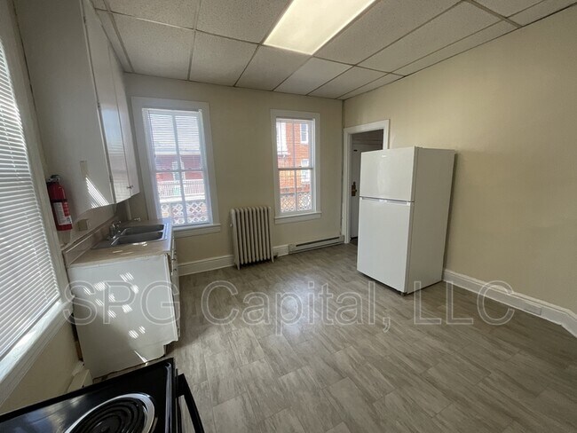 Building Photo - 150 S Pine St