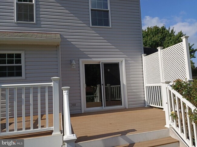 Building Photo - 345 Silver Ridge Dr