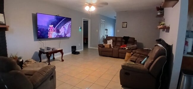 Building Photo - 2201 Timberline Dr