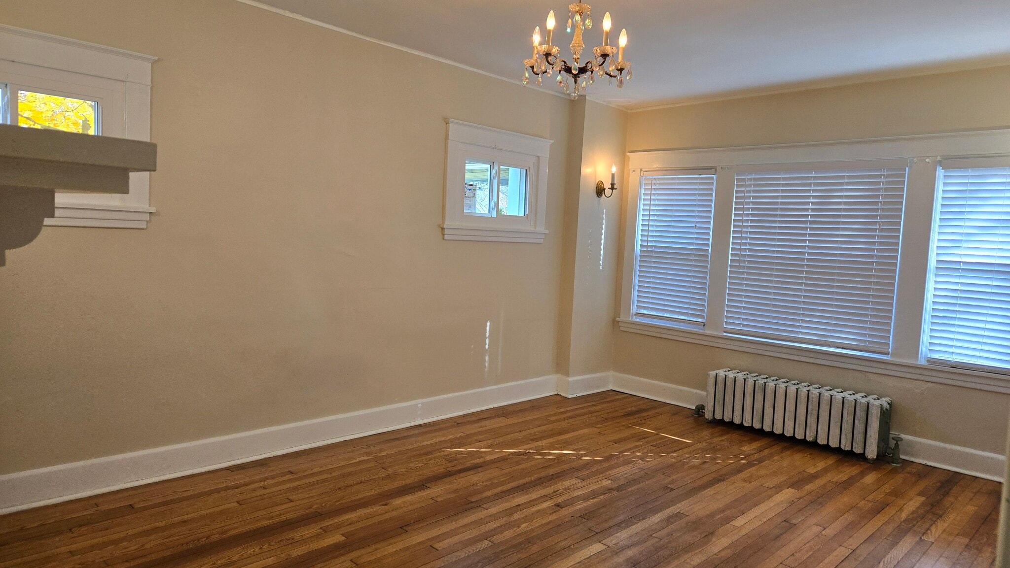Dining/Bonus room 16’ 6” x 12’ - 522 Grove St