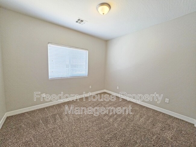 Building Photo - 1121 Sixshooter Ave