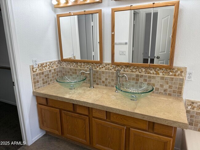 Building Photo - 1319 W Michelle Dr