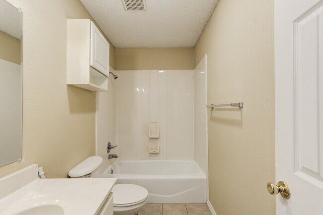 Building Photo - Conveniently located 2/2/2 with basement!!