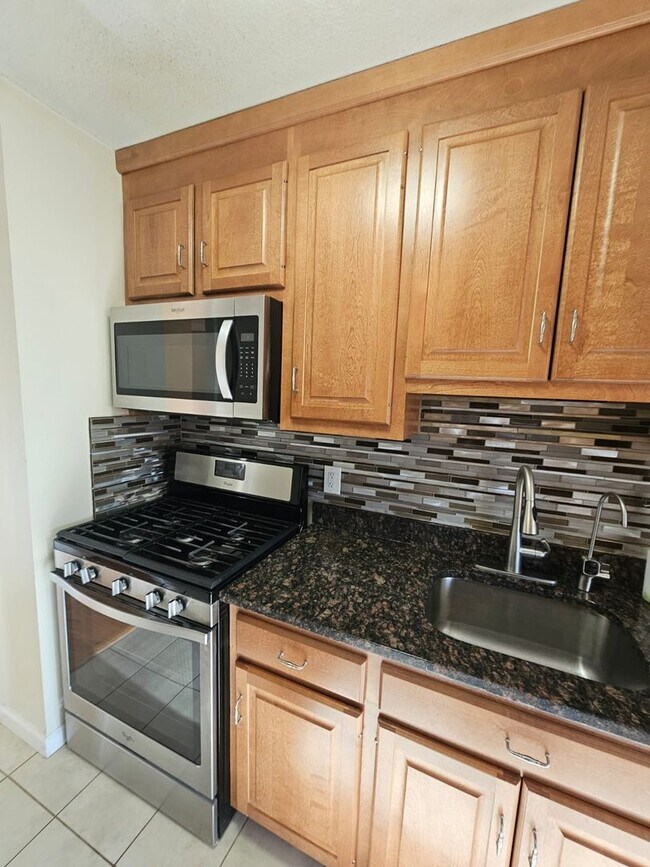 Building Photo - 2 Bedroom Unit