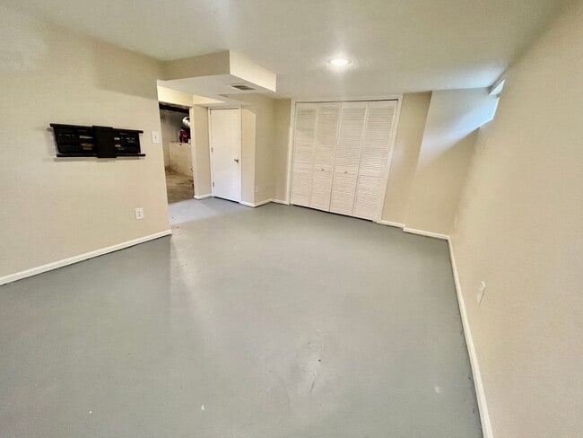 Building Photo - Rare Find, Large 3bd/2bathroom (w/ Bonus Rooms) House Near Rose City Golf Course