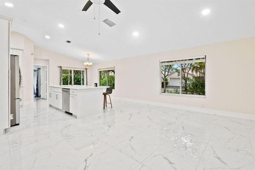 Building Photo - 4498 Dogwood Cir