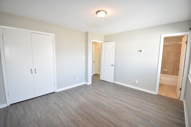 Building Photo - 4 Bedroom and 2 Bath Home- Updated (Pets N...