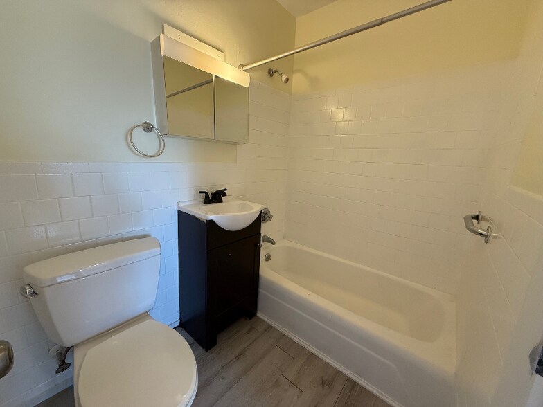 Building Photo - 44 Maple St