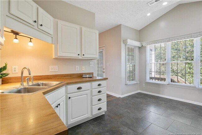 Building Photo - 1535 Dixon Dr