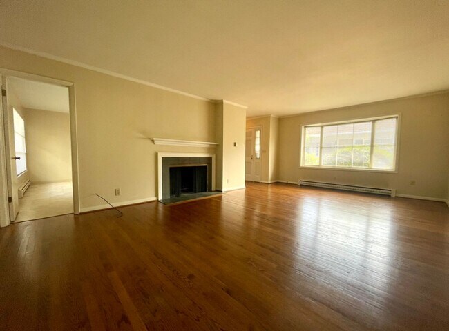 Building Photo - Stunning Two-bedroom In SW Portland~ Great...
