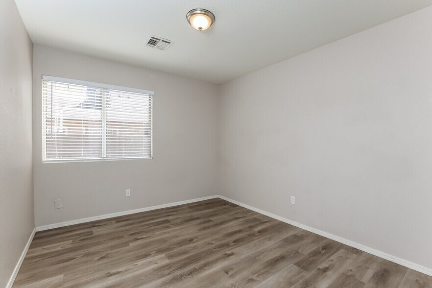 Building Photo - 5307 N 79th Dr