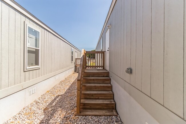 Building Photo - 105 E Briar Dr