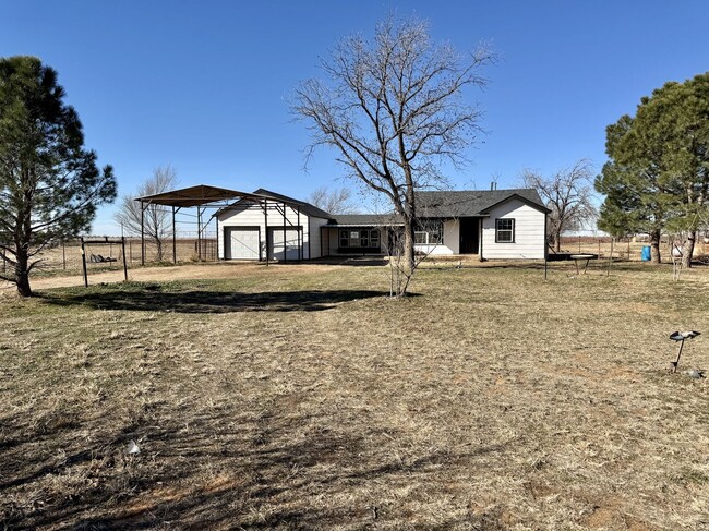 Primary Photo - So Peaceful! Adorable Farmhouse 3/2/2 on a...