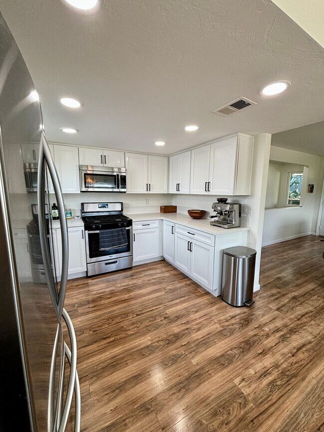 Building Photo - Beautiful House with Forever Views