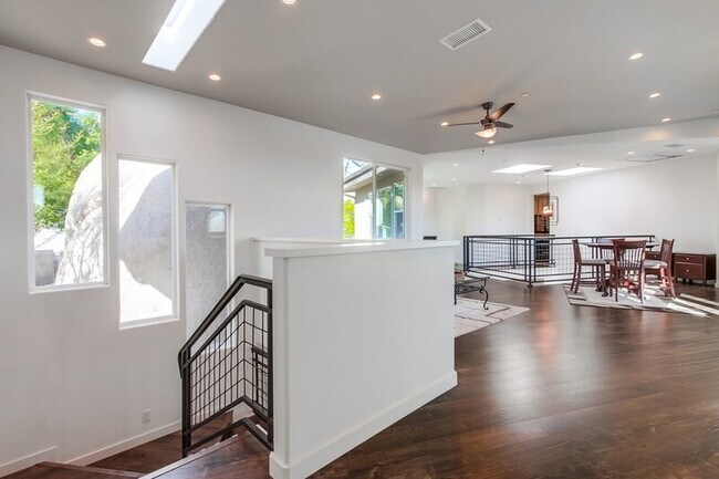 Building Photo - 28548 Meadow Glen Way W