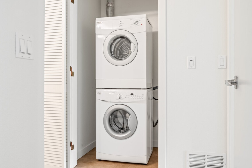 Building Photo - 330 3rd Ave W