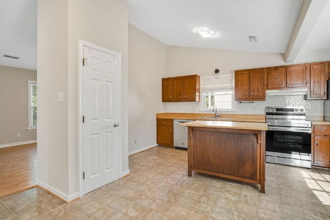 Building Photo - 3 Bedroom Ranch Home with Fenced Yard in Richmond – Available July 15th – $2,295/mo