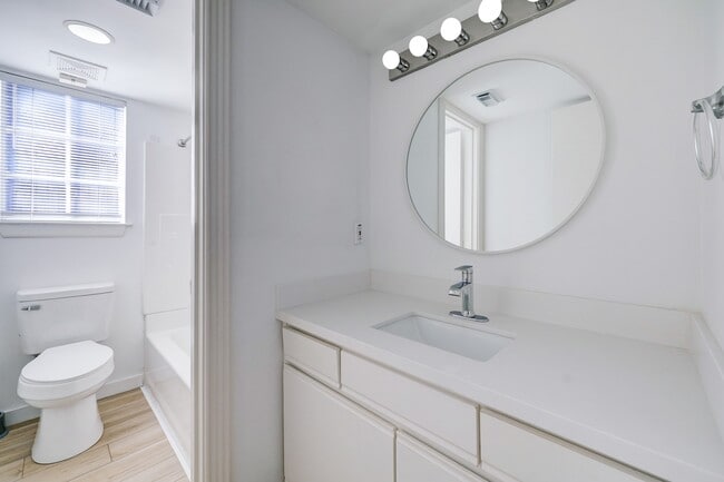 Building Photo - 1401 Castle Ct
