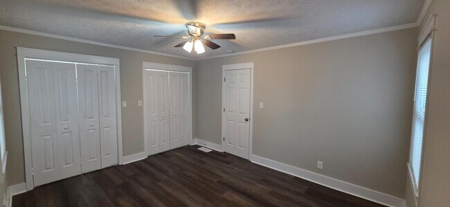 Building Photo - 403 Leola Dr