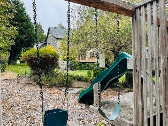 Building Photo - Gorgeous Bainbridge Estate available now.....