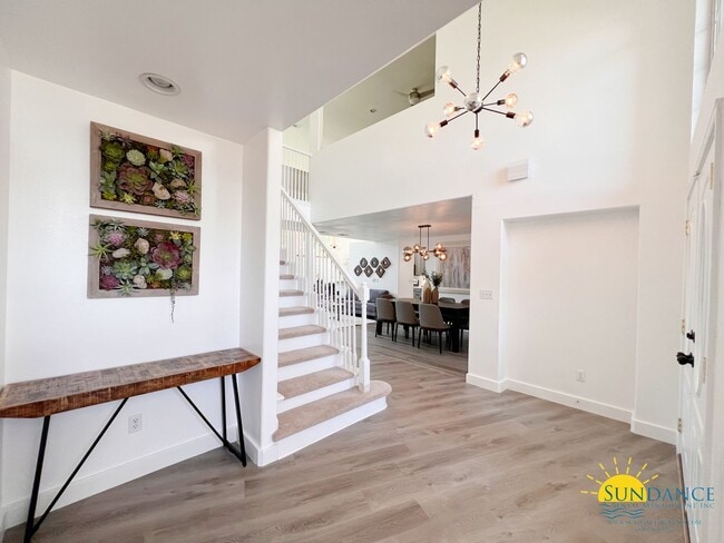 Building Photo - Custom Furnished 4 bed 3.5 bath in Emerald Bay!