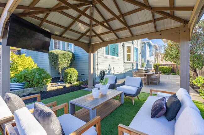 Building Photo - 15 Aaron Dr