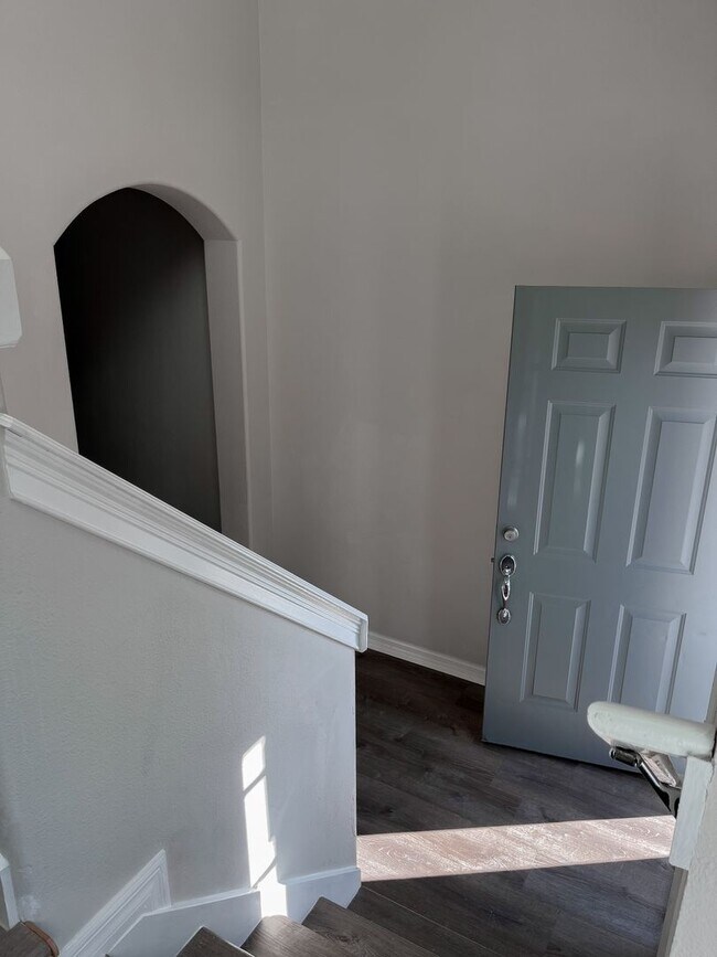 Building Photo - Beautiful Townhouse