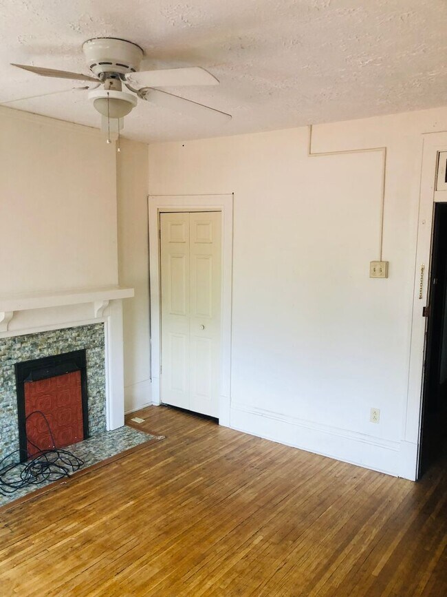 Building Photo - Large House w/ off-street parking & 3 BATHROOMS!