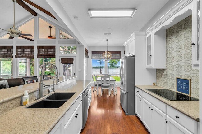 Building Photo - 923 Paradise Ln