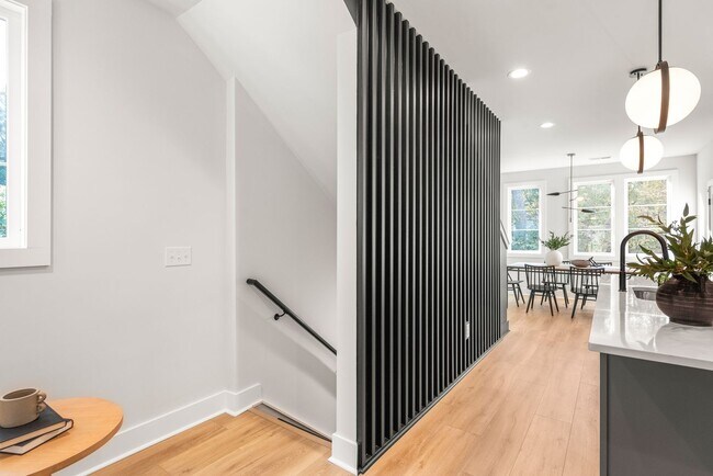 Building Photo - Modern Living in the Heart of Plaza Midwood!