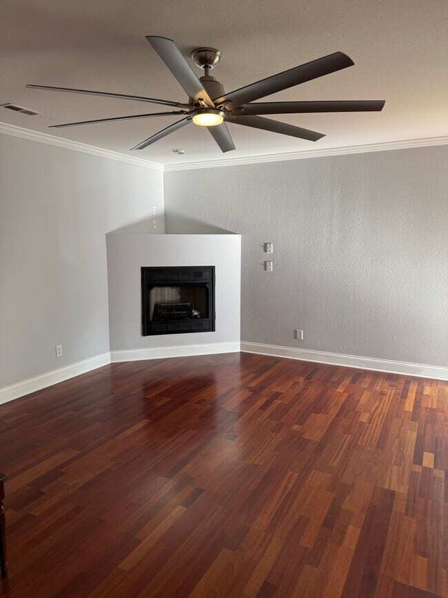 Building Photo - Maryville 37804 - 4-Bedroom, 2-Bath, 2-Story Condo - Contact Faye Hudson 865-789-3204